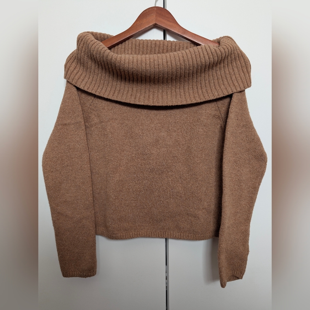 Old Navy Women's Turtleneck Sweater in Tan